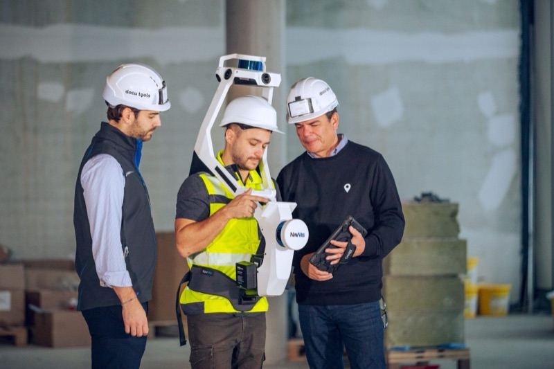 Mobile mapping on site, checking the tablet together